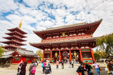 Turist ziyaret Sensoji, olarak da bilinen Asakusa Kannon Tapınağı bir 