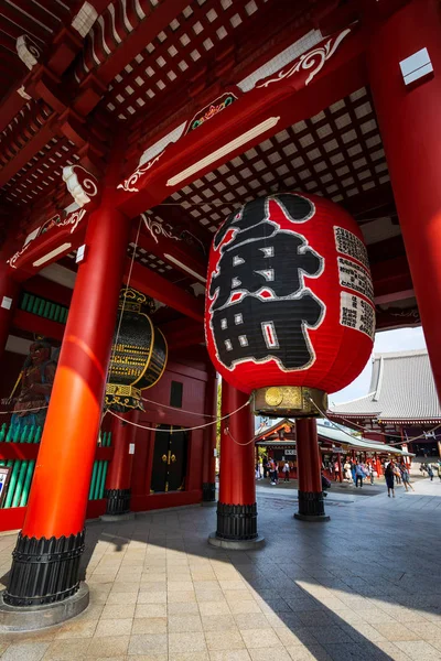 Een grote rode lamp in de Sensoji-tempel, ook bekend als Asakusa kann — Stockfoto