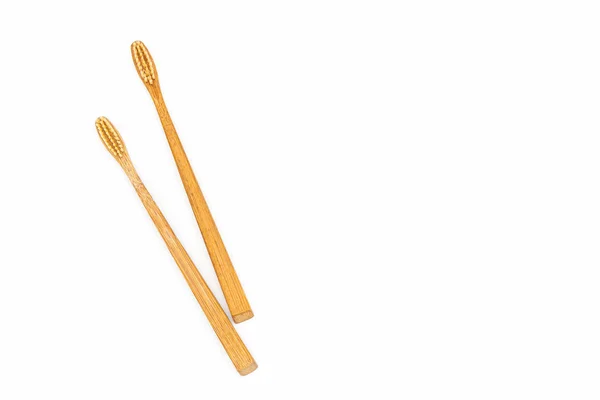Bamboe tandenborstel op witte achtergrond. — Stockfoto