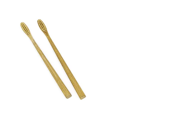 Bambusowa szczoteczka do zębów na białym tle. — Zdjęcie stockowe