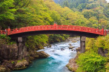 Nikko'da sonbaharda Shinkyo Köprüsü.
