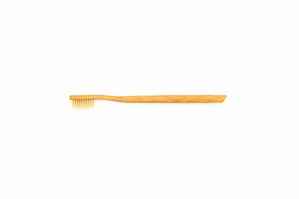 Brosse à dents en bambou sur fond blanc. — Photo