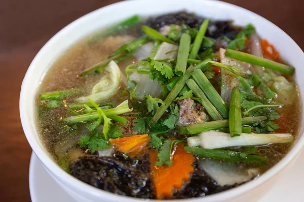 Clear soup with seaweed and minced pork. — Stock Photo, Image