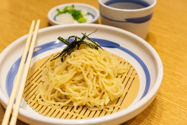 Nouilles de ramen froid japonais ou ramen Zaru . — Photo