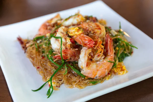 Vermicelli fritti con gamberetti e verdure a sonaglio rampicante . Immagine Stock