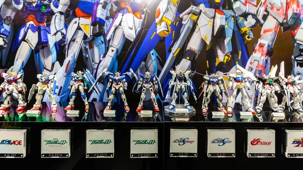 Il display del modello in plastica Mobile Suit Gundam in Gundam shoppi Immagine Stock