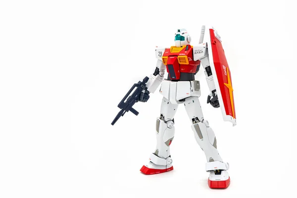 Gundam modèles en plastique à l'échelle sur fond blanc . — Photo