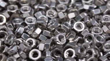 Endüstriyel ihtiyaçlar için birkaç metal cevizi kapatın. Metal ürünler.