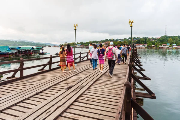 People and tourists sightseeing at Uttama Nusorn Wooden Bridge, — Stock Photo, Image
