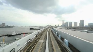 Tokyo, Japonya - 18 Ekim 2018: Tokyo monoray hattı (Yurikamome hattı) Tokyo Körfezi boyunca çalışan otomatik bir kılavuz geçiş servisidir..
