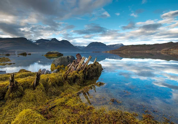 秋天的风景 挪威海的海岸 特罗姆瑟 免版税图库照片
