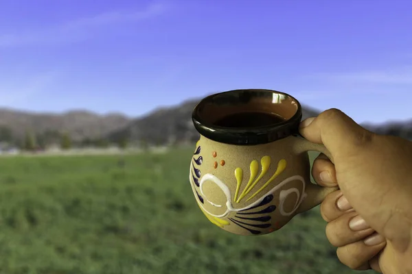 Arka planda dağlar ile kahve Meksika fincan Pov fotoğraf