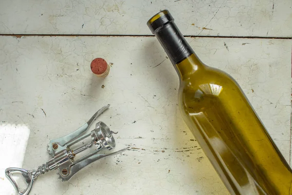 Botella Vino Vacía Con Sacacorchos Corcho Sobre Mesa Madera Blanca — Foto de Stock
