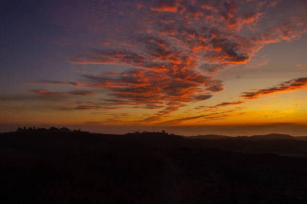 Puesta Sol Con Cielo Rojo Sobre Las Montañas — Foto de Stock