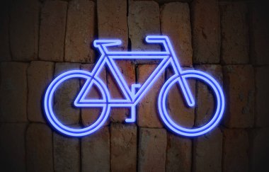 tuğla duvarda bisiklet sembolü ile neon işareti