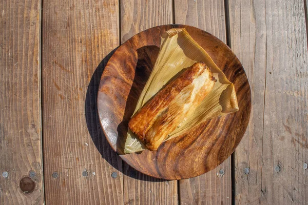 Ovanifrån Mexikansk Maträtt Stekt Tamal Träbord — Stockfoto