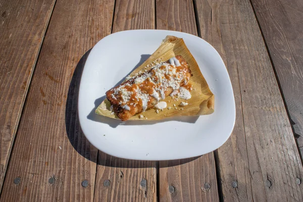 Plato Comida Mexicana Con Tamal Frito Con Salsa Crema Queso — Foto de Stock