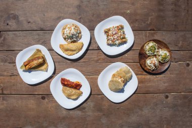 Tacos, enchiladas, pozole, birria, tamal, salsa, sopes gibi çeşitli antojitos meksikanoların üst görünümü