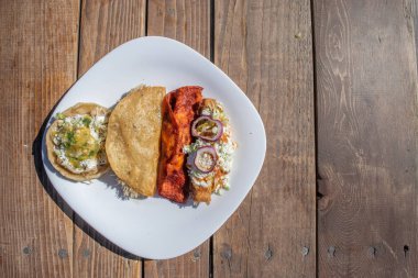 Sope, taco ve enchilada gibi Meksika yemeklerinin en üst düzey görüntüsü.