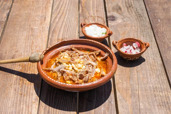 Comida Mexicana Pozole Con Aguacate Cebolla —  Fotos de Stock