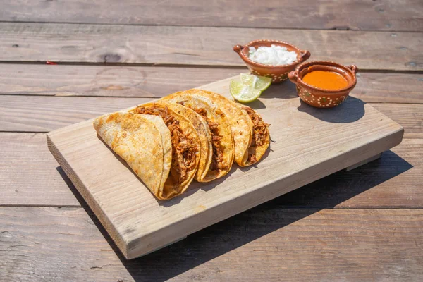 Soslu, soğanlı ve limonlu taco.