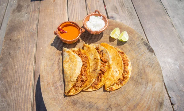 Soslu, soğanlı ve limonlu taco.