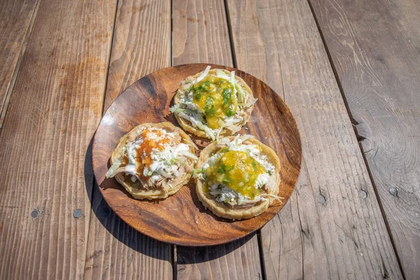 Plato Comida Mexicana Con Sopes Con Salsas — Foto de Stock