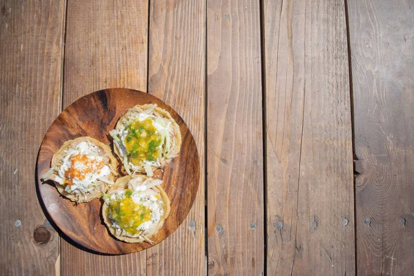 Vista Superior Del Plato Comida Mexicana Con Sopes Con Salsas — Foto de Stock