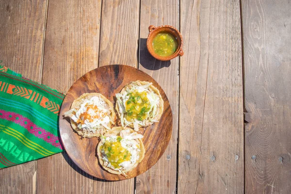 Plato Comida Mexicana Clásica Con Sopes Con Salsas — Foto de Stock