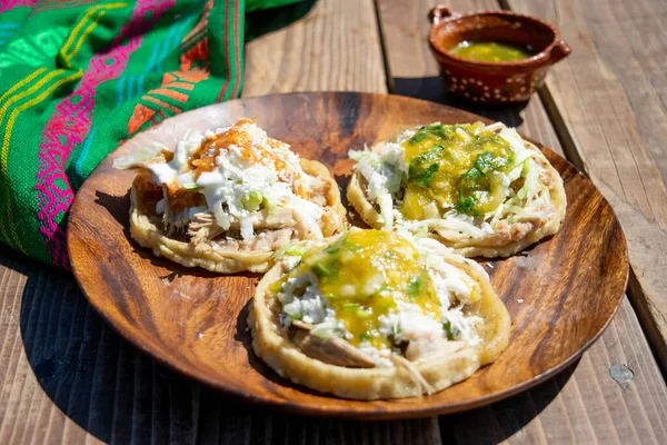 Plato Comida Mexicana Clásica Con Sopes Con Salsas — Foto de Stock