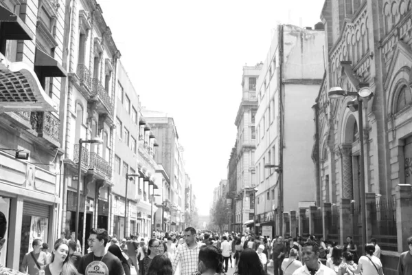 MEXICO CITY, MEXICO - Eylül / 21 / 2018 Mexico City 'nin merkezinde yürüyen insan kalabalığı
