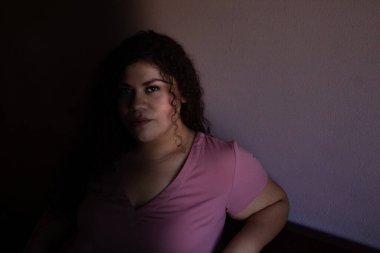 Kıvırcık saçlı, Latin görünümlü Meksikalı kadın.