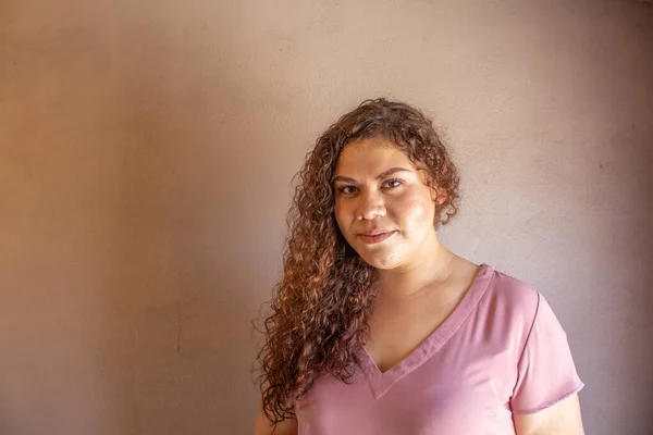 Mexicaanse Vrouw Met Latijn Uiterlijk Met Krullend Haar — Stockfoto