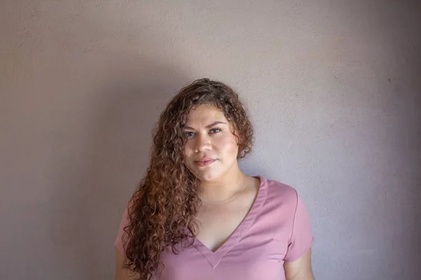 Mexicaanse Vrouw Met Latijn Uiterlijk Met Krullend Haar — Stockfoto