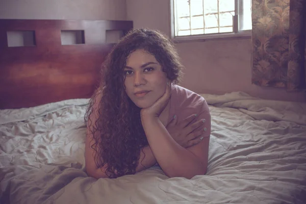 Yatağında Kıvırcık Saçlı Latin Görünümlü Meksikalı Kadın — Stok fotoğraf