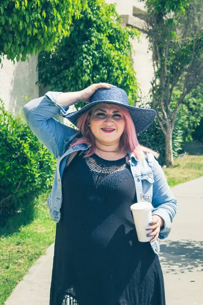 Mulher Feliz Usando Chapéu Enquanto Caminhava Parque Verão Segurando Bebida — Fotografia de Stock