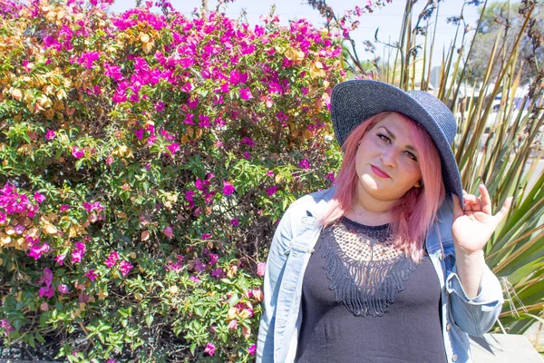 Menina Cabelos Rosa Usando Chapéu Entre Flores Rosa — Fotografia de Stock