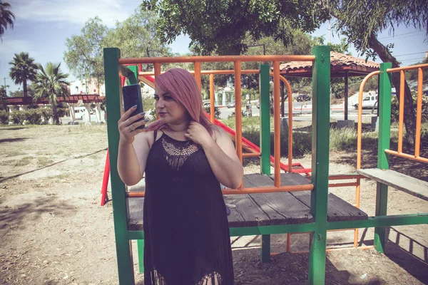 Paffuto Rosa Dai Capelli Donna Prendere Selfie — Foto Stock