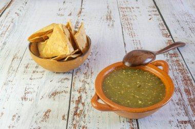 Meksika Serrano Chili Yeşil Sos ile Tortilla Chips