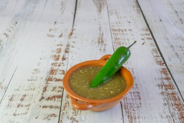 Serrano biberli Meksika yeşil sosu.