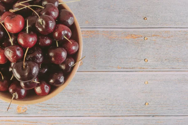 Kırsal kesimdeki taze kirazların üst görüntüsü.