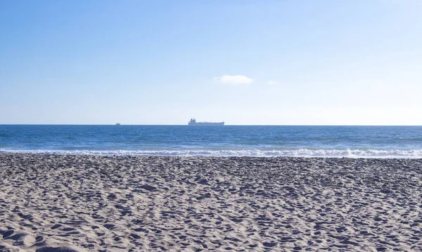 Vista Mare Scenario Spiaggia Con Una Barca Lontananza — Foto Stock