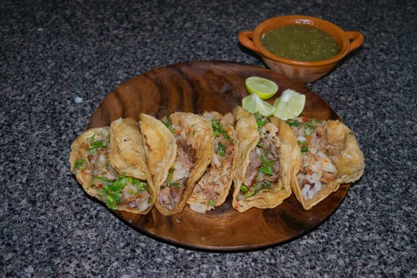 Tacos Callejeros Mexicanos Con Callos Bistec Suadero Salsa Verde — Foto de Stock