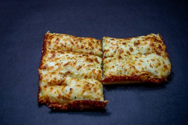 İtalyan peynirli ekmek. Pizza stili