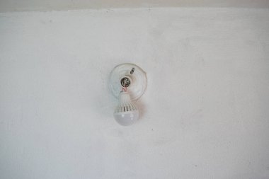 Prizden sarkan hasarlı ampul. elektrik onarımı