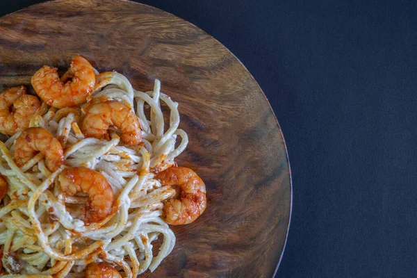 Nahaufnahme Von Pasta Mit Garnelen Auf Schwarzem Hintergrund — Stockfoto