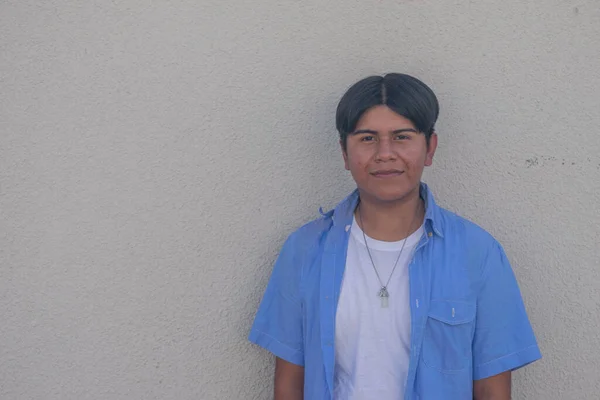 10代のヒスパニック系メキシコ人の男の子の肖像画 — ストック写真