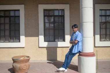 Üniversitede Latin bir öğrenci.