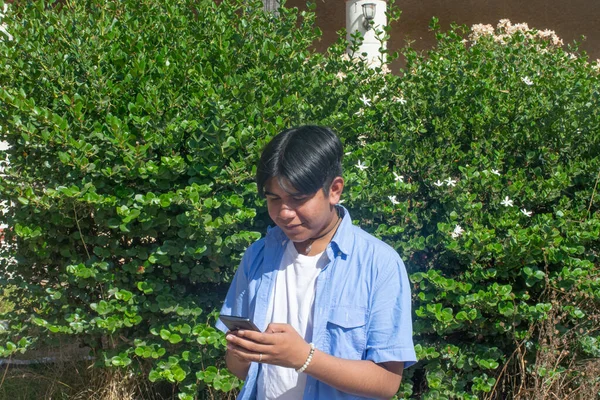 Jong Mexicaans Latijn Man Met Behulp Van Mobiele Telefoon — Stockfoto