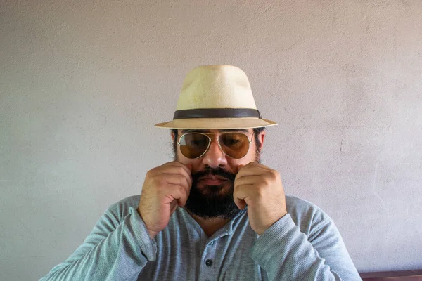 Mexicano Latino Vestido Sombrero Con Barba Peinándose Bigote —  Fotos de Stock